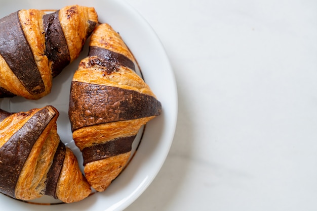 croissant frais au chocolat sur assiette