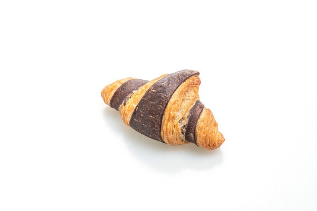 Croissant frais au chocolat isolé sur blanc