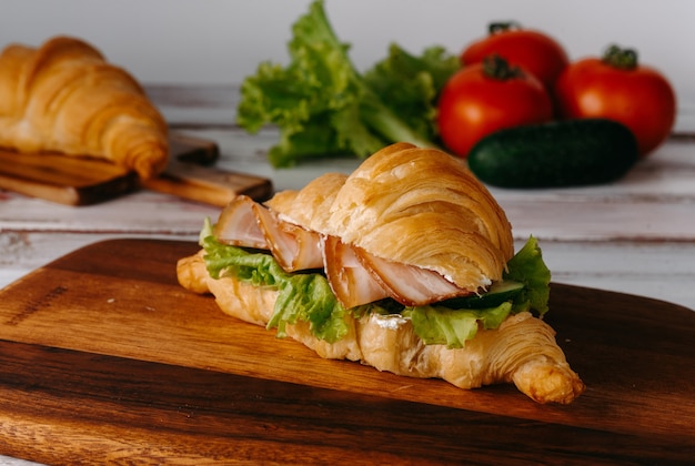 Photo croissant frais au jambon et feuilles de laitue