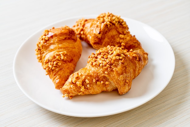 croissant frais aux arachides sur assiette