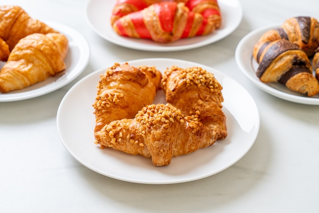 croissant frais aux arachides sur assiette