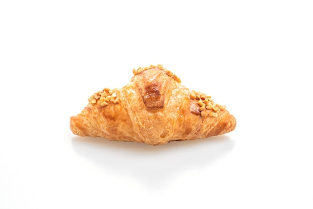 Croissant frais aux arachides isolé sur blanc