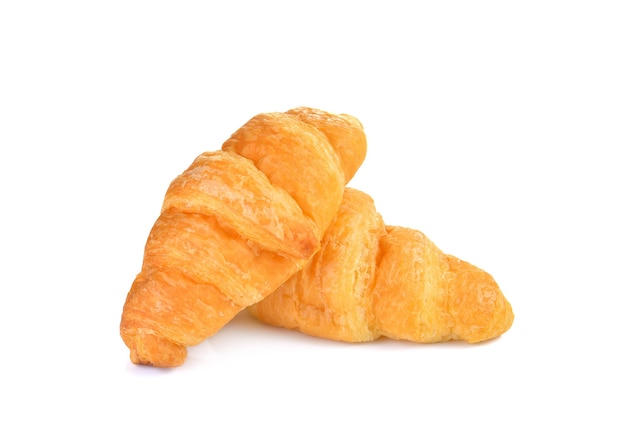 Croissant frais sur blanc