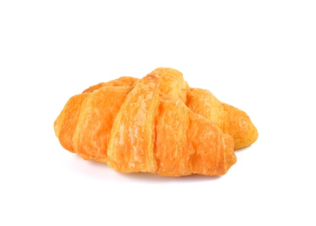 Croissant frais sur blanc