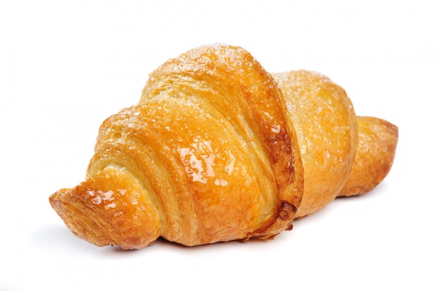 Croissant frais sur blanc