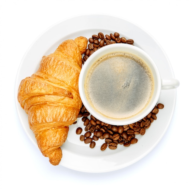 Croissant frais et café sur fond blanc