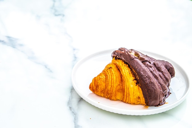 croissant frais avec chocolat chaud