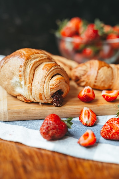 Croissant frais à la confiture de fraises et aux fraises