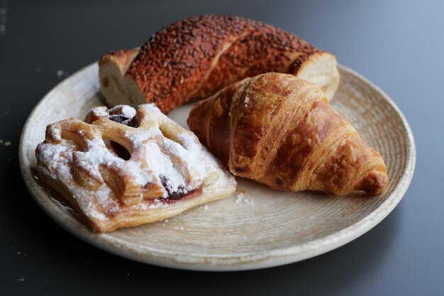 Croissant frais croustillant sur assiette