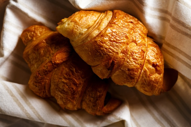 Croissant frais cuit au four