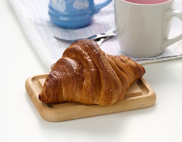 Croissant frais sur fond blanc, petit déjeuner