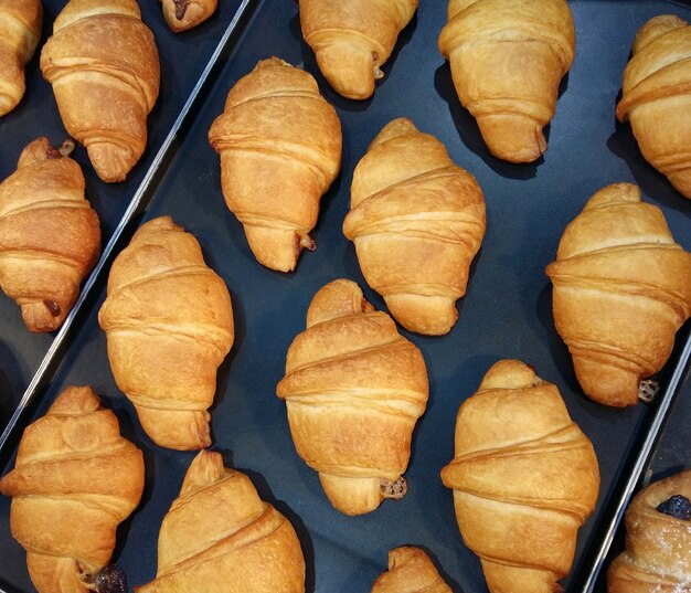 Croissant frais sur un fond noir d&#39;ardoise