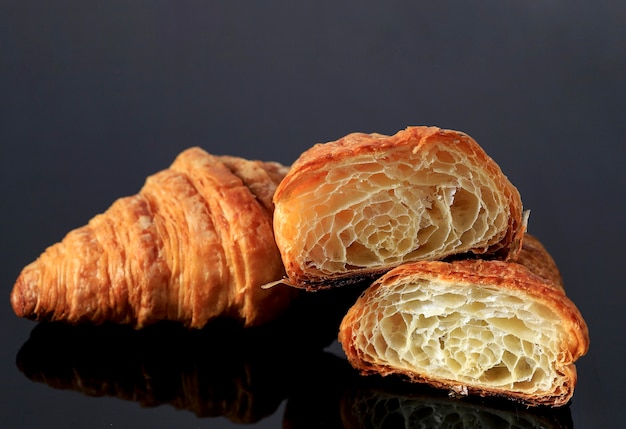 Croissant frais isolé sur tableau noir