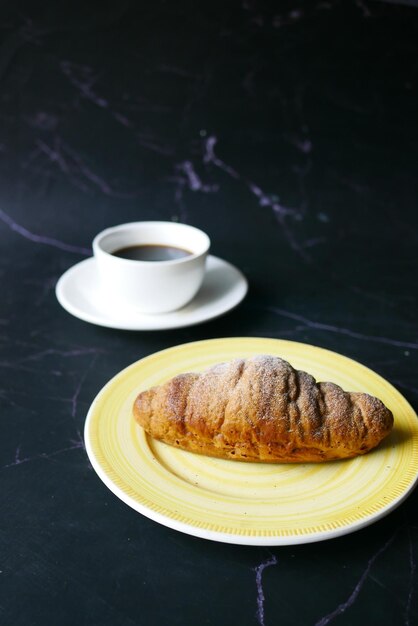 Croissant frais sur plaque avec espace de copie