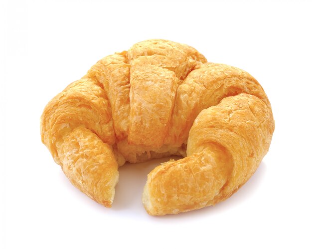 Croissant frais et savoureux sur mur blanc