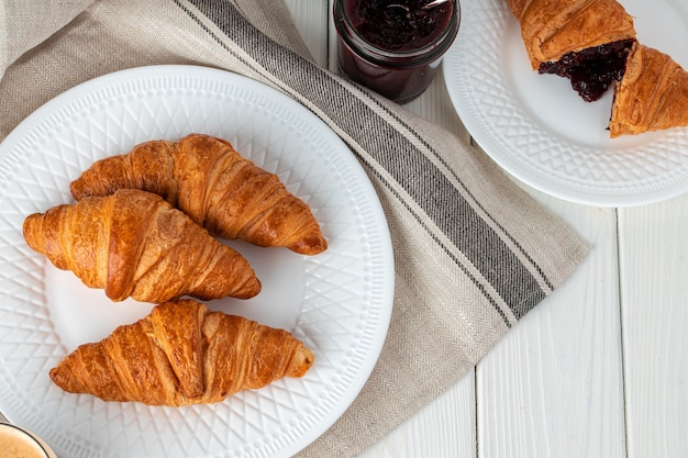 Croissant frais sur table en bois se bouchent