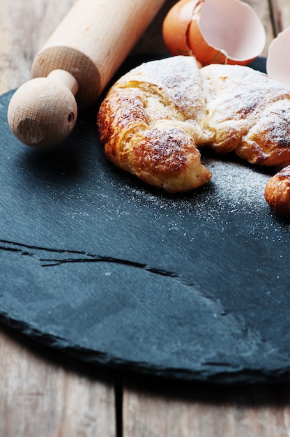 Croissant frais sur la table