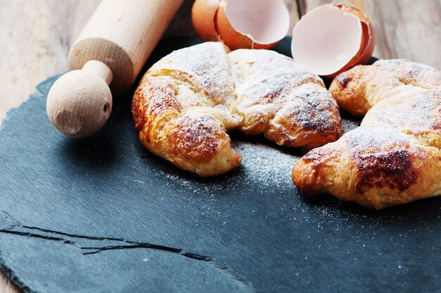 Croissant frais sur la table