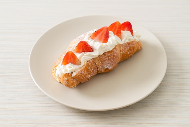 croissant fraise et crème fraîche sur assiette