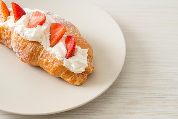 croissant fraise et crème fraîche sur assiette