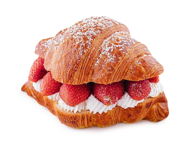 Croissant fraise et crème fraîche isolé