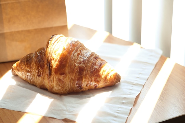 Croissant français fait maison sur papier blanc sur la table