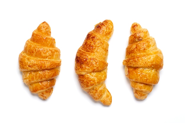 Croissant français frais isolé sur fond blanc