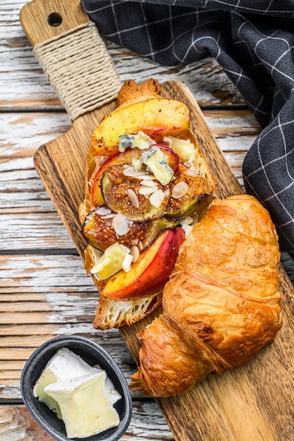 Croissant Français Avec Fromage Bree, Pêche Et Figues