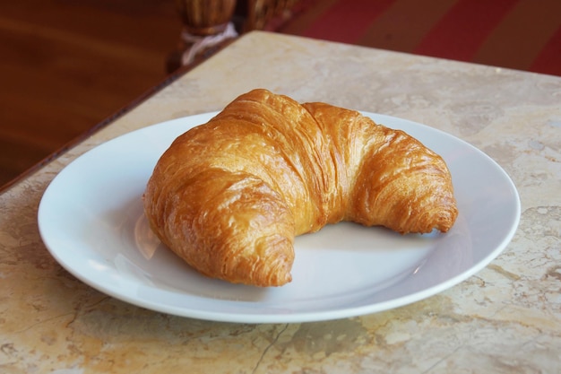 Photo croissant français sur un plat blanc à paris.