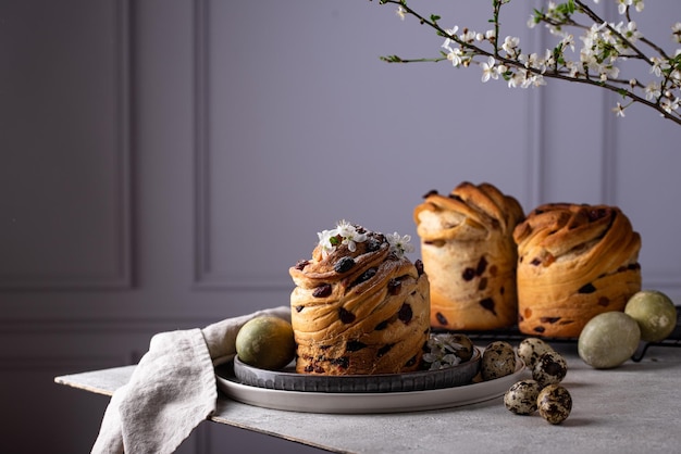 Un croissant de gâteau de Pâques avec des raisins secs et des baies.