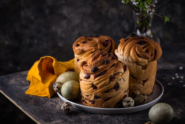 Photo un croissant de gâteau de pâques avec des raisins secs et des baies.