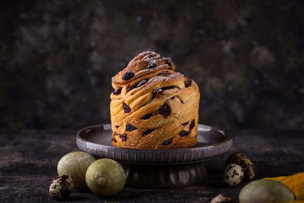 Photo un croissant de gâteau de pâques avec des raisins secs et des baies.