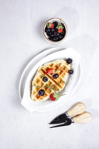 Croissant Gaufre ou Croffle avec sauce au thé vert et amandes hachées facile à préparer pour le petit déjeuner