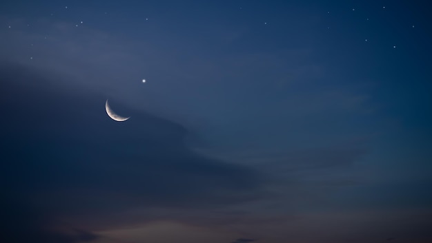 Croissant de lune avec ciel étoilé dans la nuit