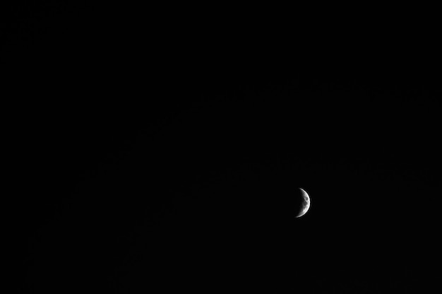 Croissant de lune croissant à contraste élevé vu avec un télescope