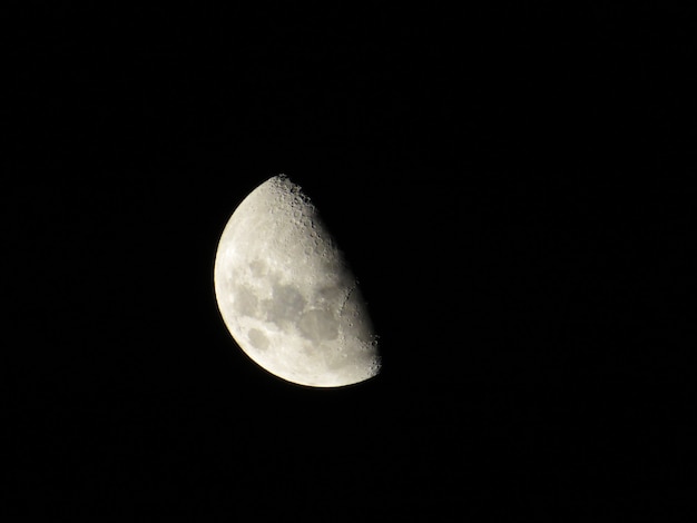 Croissant de lune dans le ciel