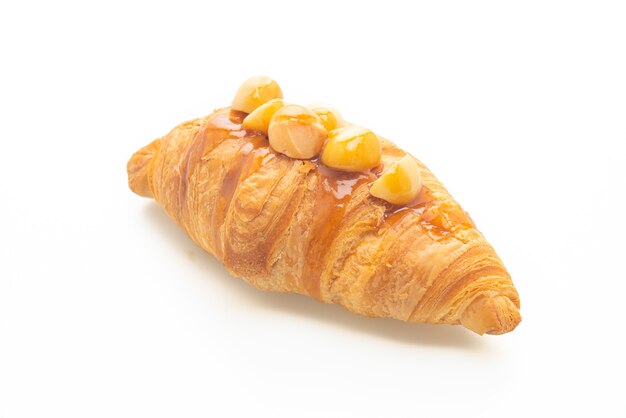 croissant avec macadamia et caramel isolé sur fond blanc