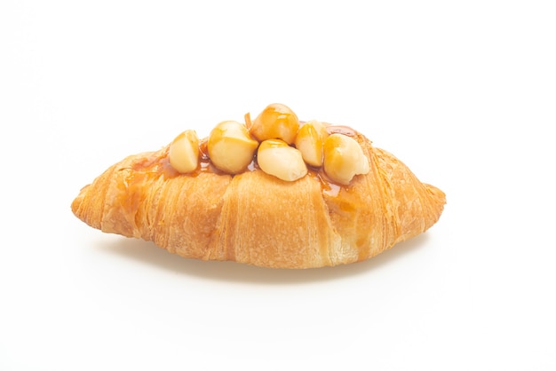 croissant avec macadamia et caramel isolé sur fond blanc