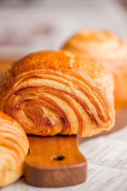 Croissant macro. Croissant français avec des vagues. Cuisson à l'air. Croissant pour la publicité de pâte feuilletée. Cro