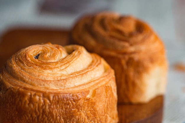 Croissant macro. Croissant français avec des vagues. Cuisson à l'air. Croissant pour la publicité de pâte feuilletée.