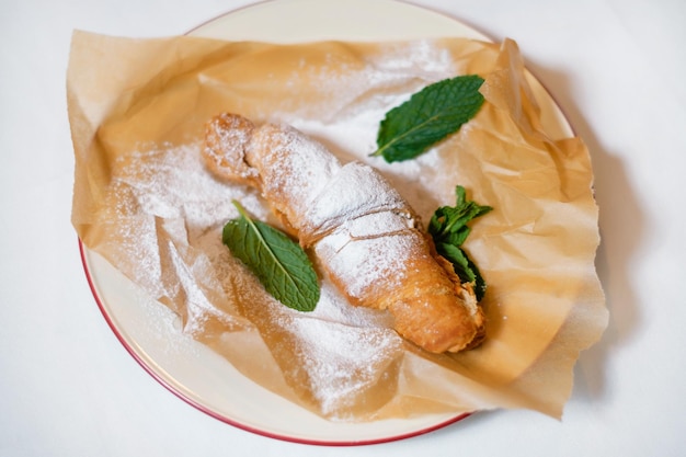 Croissant à la menthe et sucre en poudre