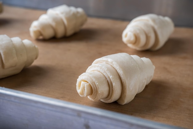 Croissant non cuit sur plaque de cuisson