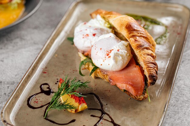 Croissant avec oeuf poché et petit déjeuner au saumon