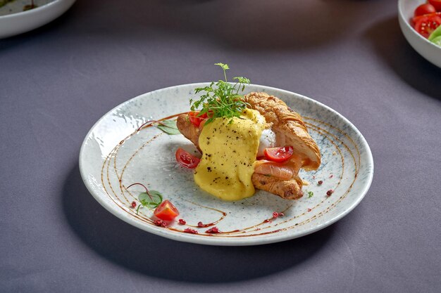 Croissant avec œufs pochés et sauce hollandaise