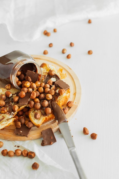 Croissant à la pâte de chocolat et aux noix