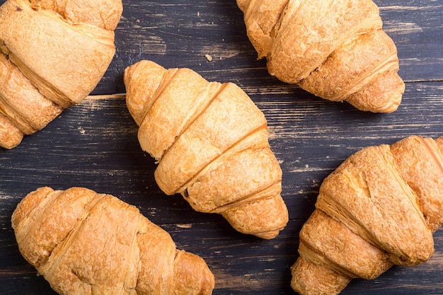 Croissant de petit déjeuner traditionnel français sur fond de bois