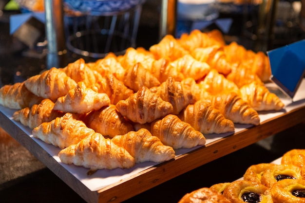 Photo croissant sur planche de bois dans un restaurant