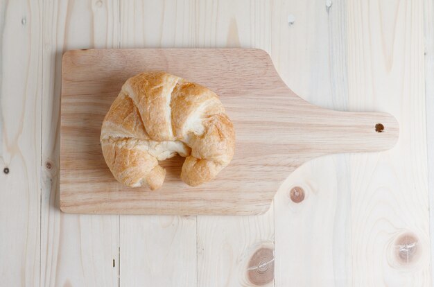 Un croissant sur la planche à découper