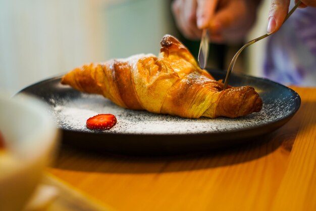 Photo croissant pour le petit déjeuner sur une plaque noire