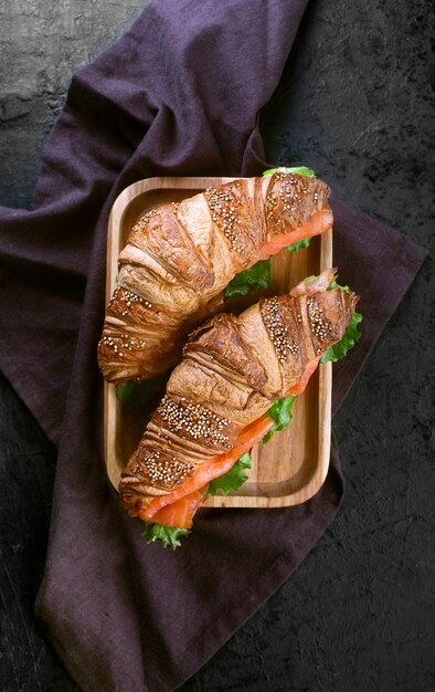 Croissant Sandwich au saumon et feuilles de salade